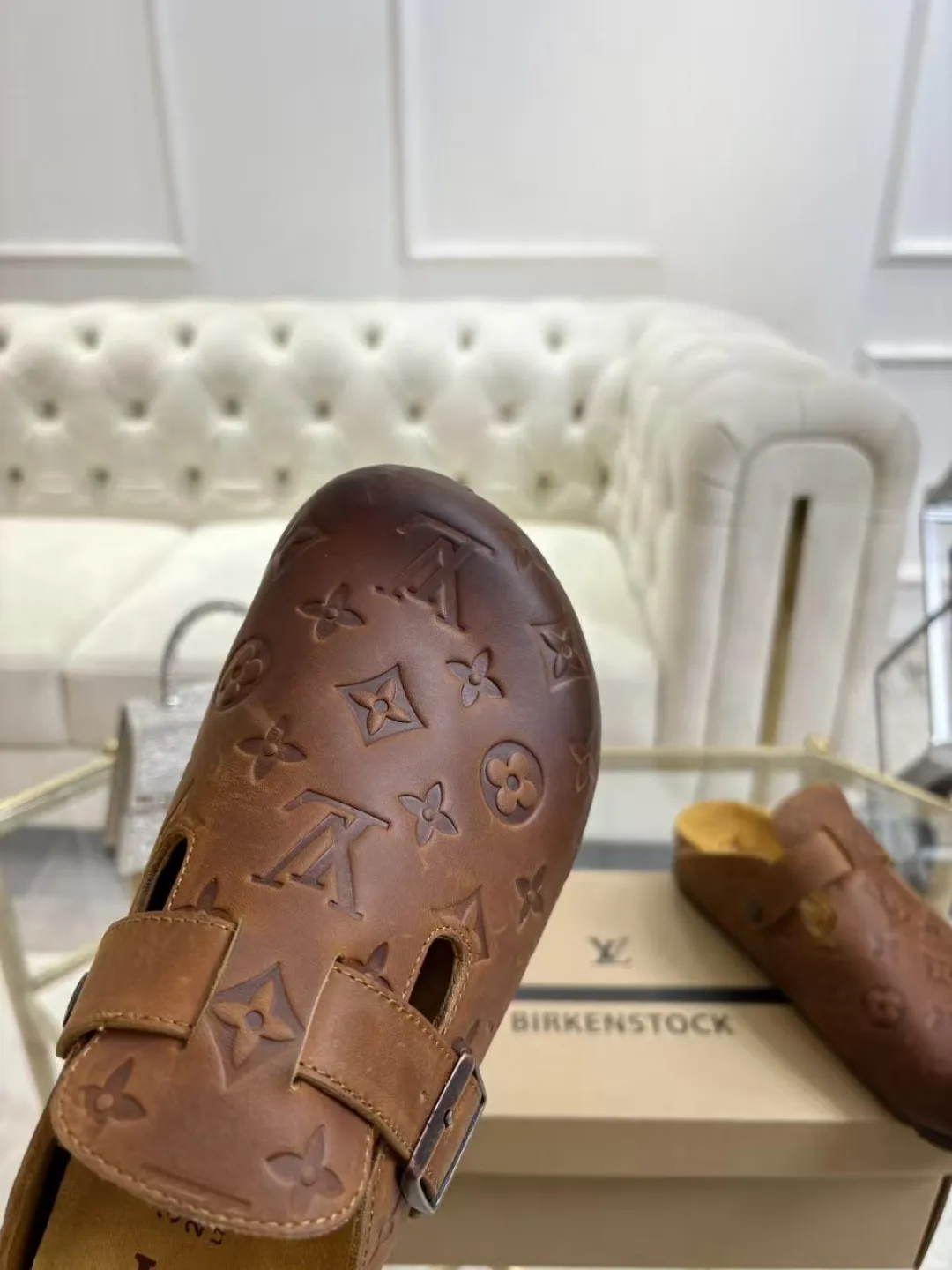 Women's p560 Men's p580 ✨ LV couple's toe-cap slippers | Full of high-end feel, you can walk with wind! ✨ This pair of LV classic toe-cap slippers is simply a "walking grass-planting machine"! Original three-dimensional embossed cowhide + cowhide fabric, the texture is high-end at first glance, and you will become a rich daughter/son in seconds ~💅 🌟 Why must you join TA? ✔️ Original embossed cowhide - clear texture but not cheap, classic presbyopia yyds ✔️ Belt buckle + metal logo - ecstatic control of details, exquisite to the heel! ✔️ Sheepskin lining + cushioned footbed - it feels like stepping on clouds ☁️, and you won’t feel tired when you go shopping~ ✔️ Non-slip rubber sole - walking is as stable as a mountain, and you are not afraid of slipping on rainy days!  👫 The best outfit for couples: Whether it’s shorts, T-shirts👕 or long skirts and suits👗, pairing these shoes with each other will immediately create a lazy and high-end atmosphere! Everyday outings/vacations, no matter what you shoot, it will look like a blockbuster📸🔥 The texture and foot feel that only the higher version can have, it is not a hit or a hit! Heartbeat is not as good as action. True love is true when both pairs are in pairs~💖 #LVcoupleslippers #高色综合 #好看不狠的 Feet #couples’ must-have